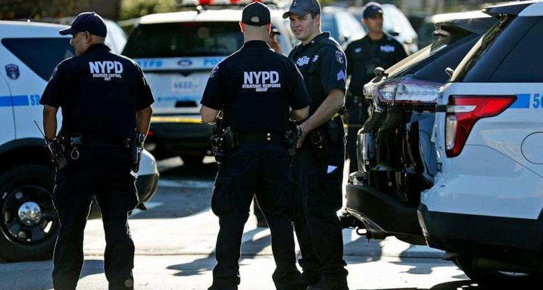 纽约地铁多名乘客遭暴力袭击：有人被抢劫犯拿枪威胁2