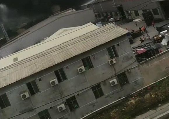 福建晋江一塑胶厂发生火灾,现场浓烟遮天,伤亡不明2