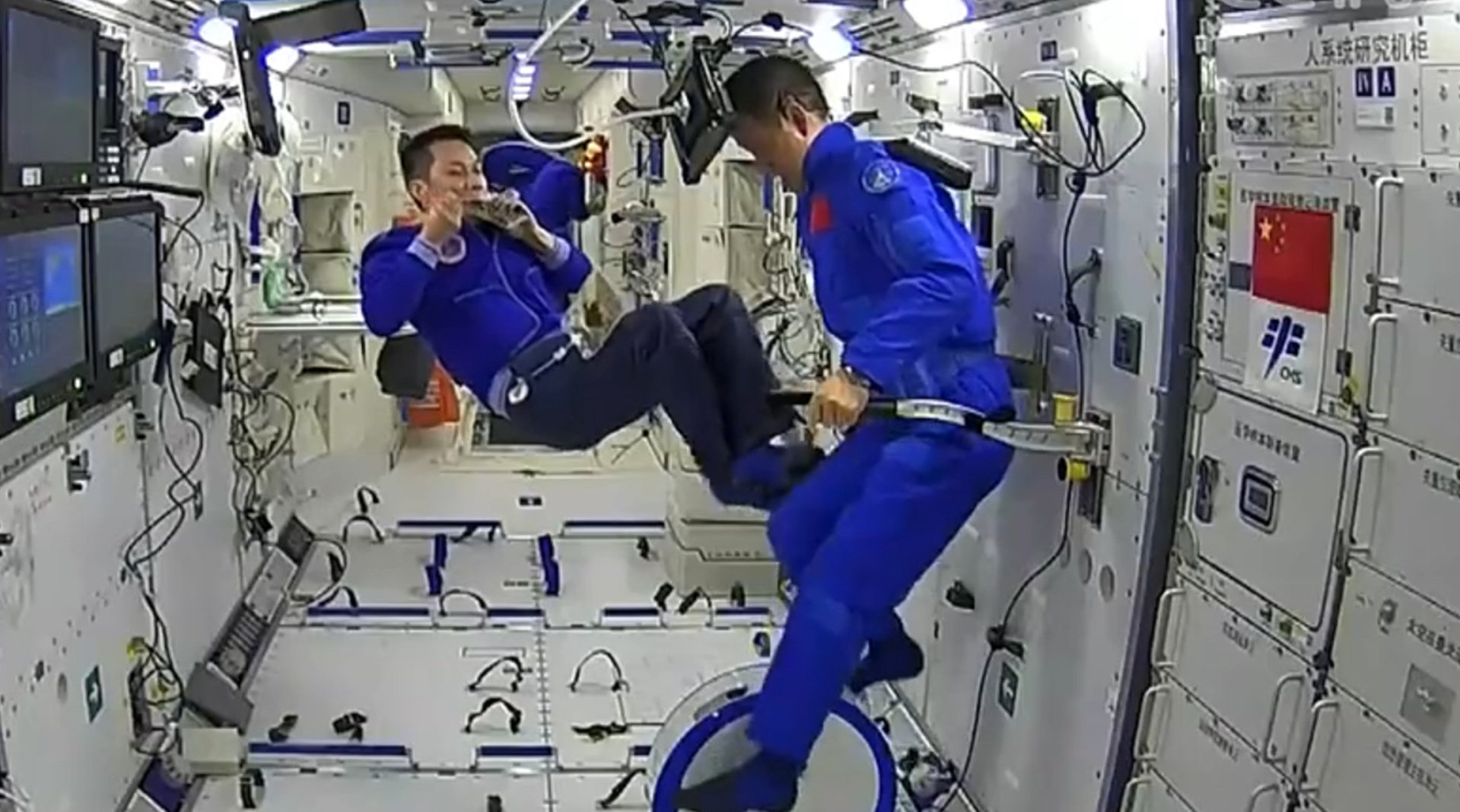 在失重的太空中，宇航员是如何上厕所的？这还真是个技术活！-其他视频-搜狐视频