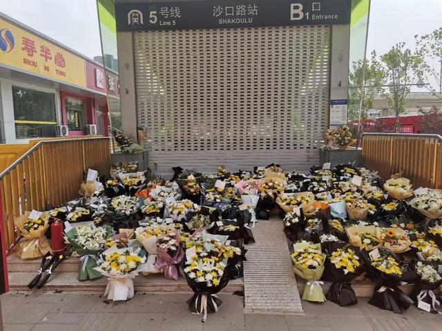 郑州5号线地铁口摆满鲜花
